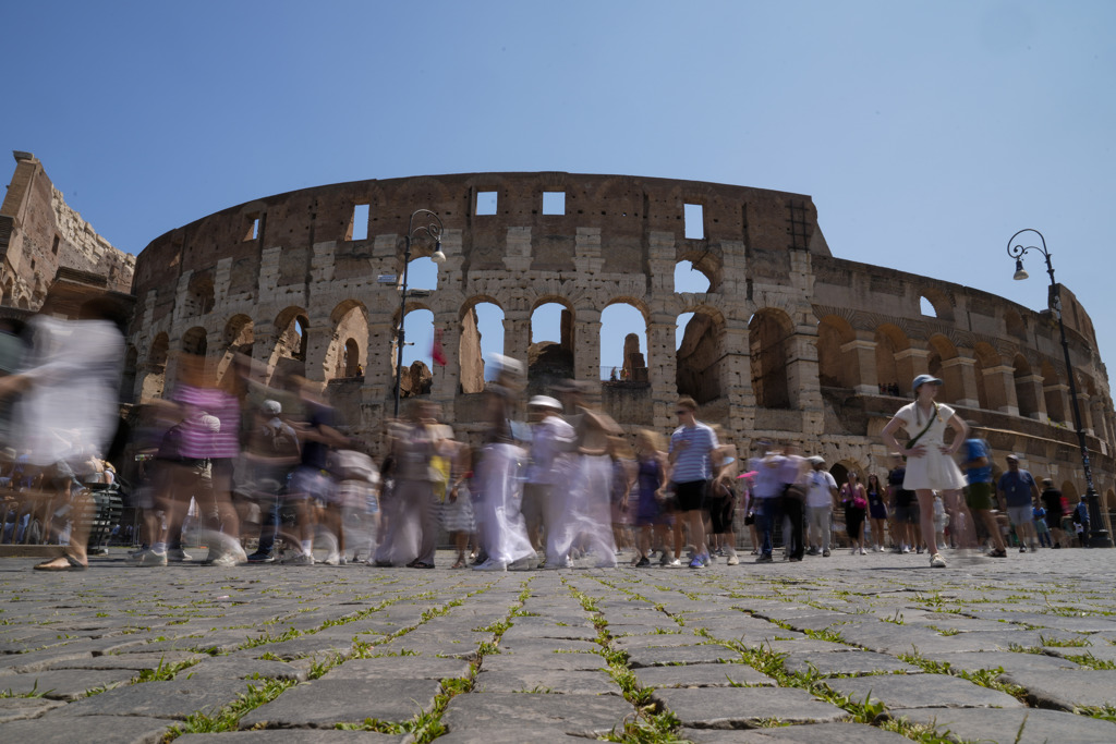 位于义大利首都罗马的竞技场是举世闻名的观光景点，不时有恶劣的游客做出破坏古蹟的行为。（美联社）(photo:ChinaTimes)