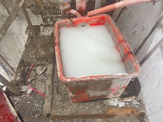 工地濫倒廢水 台中大里中興大排變牛奶河