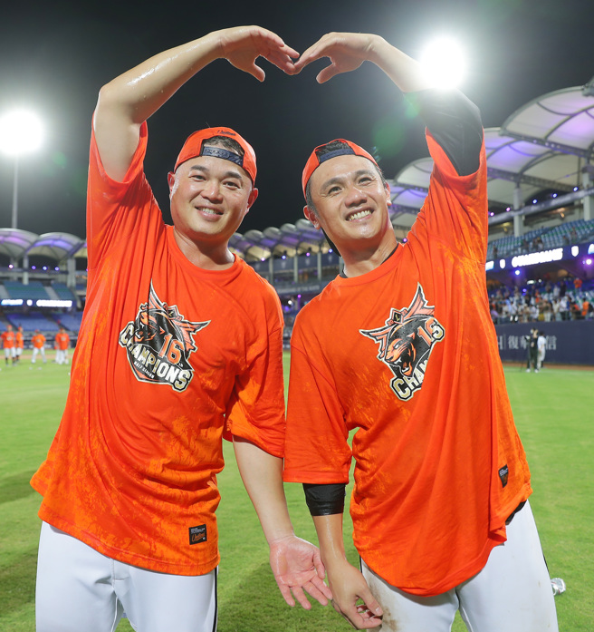 统一狮「金镛连线」陈镛基（左）、胡金龙。（季志翔摄）