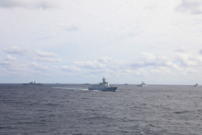 过去几年来中俄间已多次组织海军舰队在日本周边海域实施联合巡航（图)，但就在中俄关系陷入微妙状态之际，俄海军却主动派舰接近台湾，动机十分可疑。（图／中国国防部）