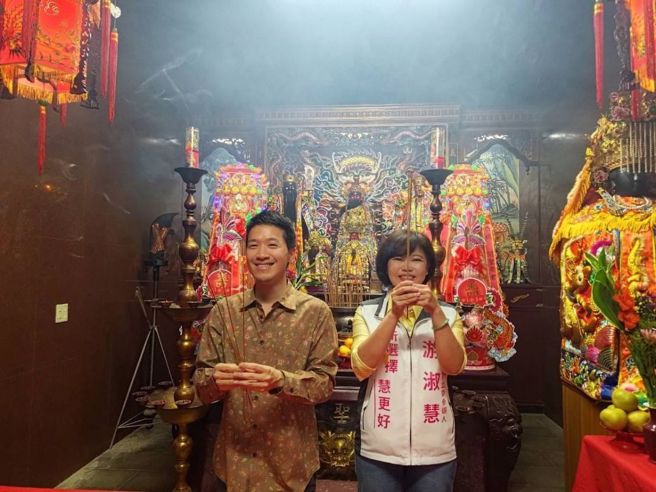 國民黨台北市議員游淑慧在臉書PO出和民進黨立委何志偉的合照。（圖取自游淑慧臉書）