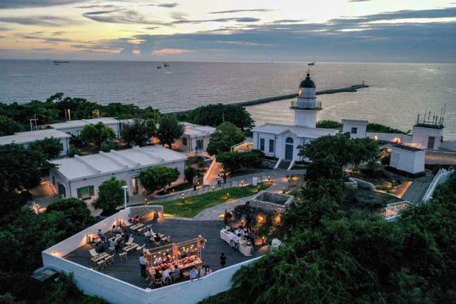 高雄灯塔(旗津旗后灯塔)雄踞旗后山顶，以雪白耀眼之姿守护高雄港，是港都的象徵。二次大战时曾遭受机枪扫射，仍无间断地守护船只通行，歷史意义非凡。（图/高雄港区土地开发股份有限公司提供）