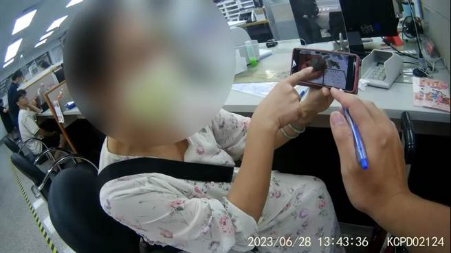 高雄62歲程姓女子想匯款購買大陸玉石，行員發現帳戶有異機警報警，在員警勸說下程女才警醒、驚覺差點受騙。（高市鹽埕分局提供／袁庭堯高雄報導）