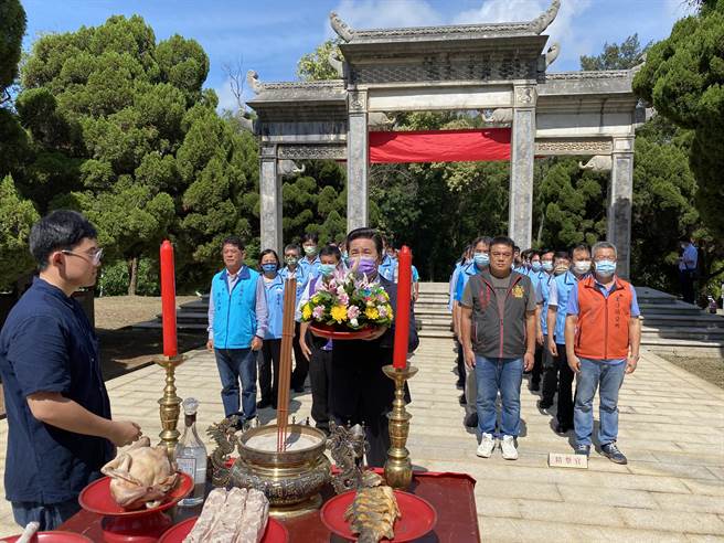 祭典由县长陈福海担任主祭官，县府暨所属机关单位主管及各界代表陪与祭，场面庄严肃穆。(于家麒摄)