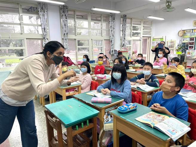 基隆市除现有10所「双语领航学校」外，将在第112学年度再加入3校，分别为铭传国中、成功国中及尚仁国小，课程将有3分之1使用双语教学。图为尚仁国小外师授课情形。（基隆市政府提供／徐佑升基隆传真）