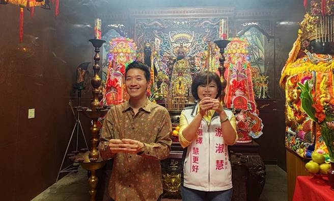 國民黨士林大同區立委參選人游淑慧（右），29日於臉書上PO出與民進黨立委何志偉（左）同框拜廟的合照。（摘自游淑慧臉書／丁上程台北傳真）