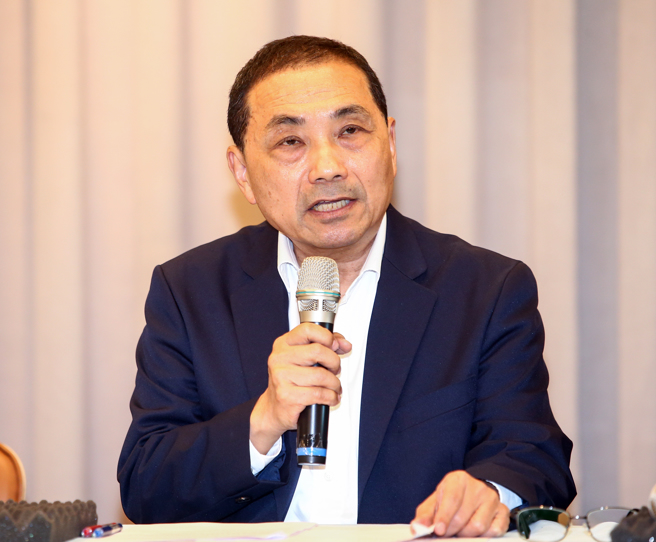 2024总统大选最新民调显示，国民党总统参选人侯友宜支持度约17%，排名第三。媒体人谢寒冰认为，第三名就是往前衝，不需要管其他事情。（邓博仁摄）