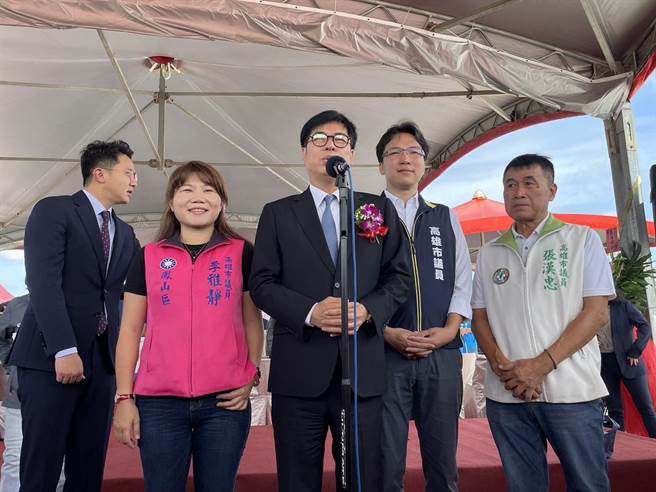 香港天团「草蜢」确定在高雄加场演出，高雄市长陈其迈表示，听草蜢的歌不热闹会不够劲，高雄比台北更热情、更奔放，欢迎大家尽情到高雄吶喊。（洪浩轩摄）