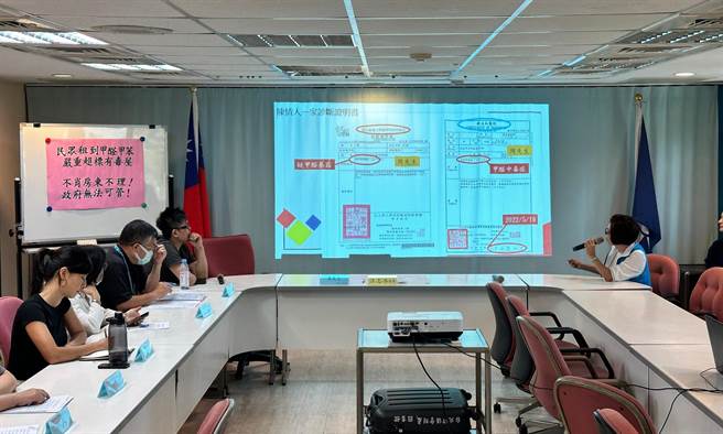 国民党台北市议员汪志冰30日举行记者会，揭露有民眾月花7.5万向建商承租房屋，结果没想到却租到充满甲醛、甲苯的「毒屋」。（丁上程摄）