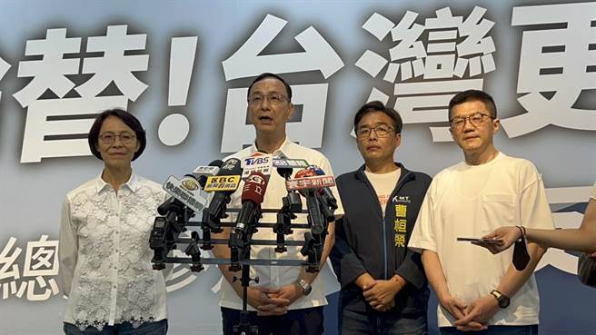 國民黨總統參選人侯友宜、前高雄市長韓國瑜將於明日同框，是否有助於侯友宜聲勢，備受矚目。國民黨主席朱立倫表示，侯、韓都有保持密切聯繫，韓是堅貞黨員，非常支持國民黨提名候選人，包括總統、立委候選人。（崔正綱攝）