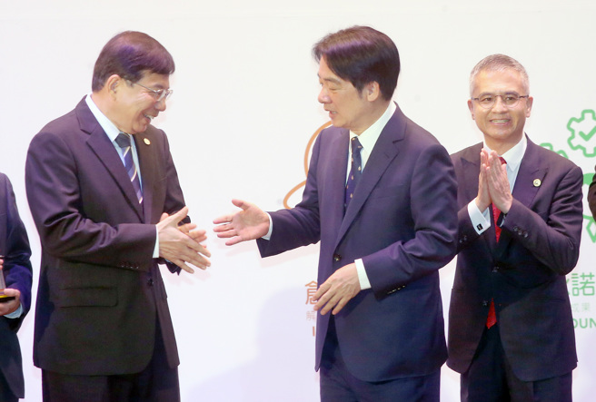 副总统赖清德（中）30日出席中华电信公司庆祝成立27年表扬绩优人员大会，并先后与交通部长王国材（左）及中华电信董事长郭水义（右）握手致意。（范扬光摄）