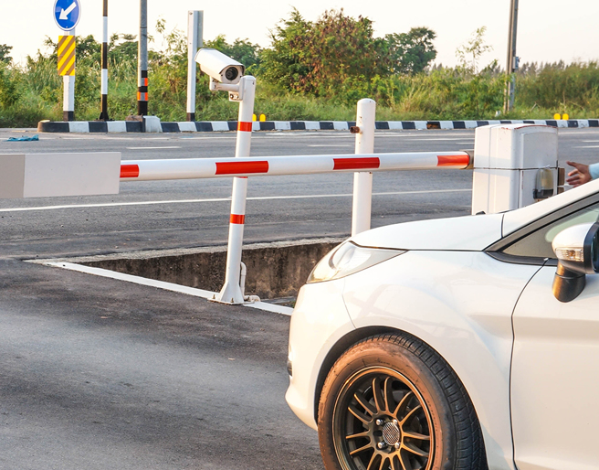 男子疑似忘记拉手煞车，探头出车门要操控车道闸门时，结果颈部卡死在车门缝。（示意图／达志影像）