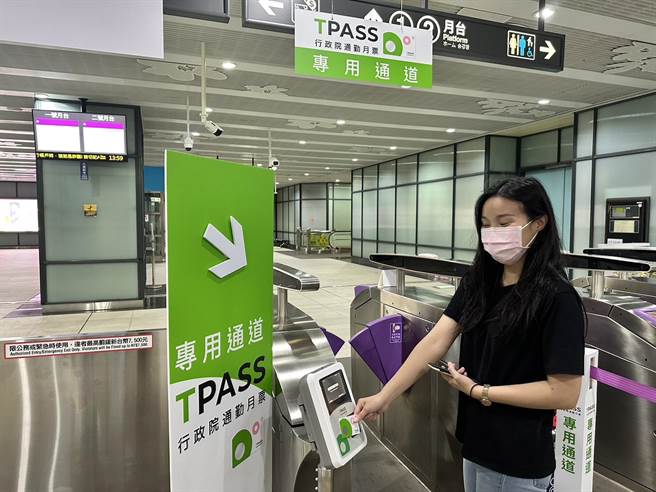 基北北桃1200定期票7月1日上線，桃捷提醒乘客應走專用通道。（蔡明亘攝）