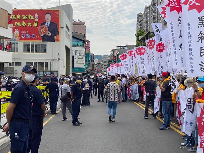 彰化员林市南东里等五个里数百位民眾到员林公所前抗议，反对在东山埔第二公墓兴建殡仪馆。（孙英哲摄）