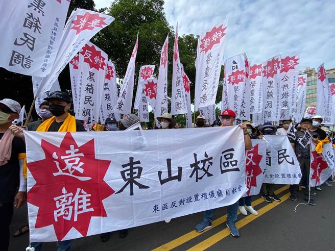 彰化员林市南东里等五个里数百位民眾到员林公所前抗议，反对在东山埔第二公墓兴建殡仪馆。（孙英哲摄）