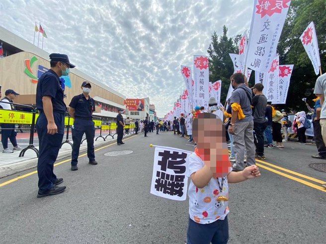 彰化员林市南东里等五个里数百位民眾到员林公所前抗议，反对在东山埔第二公墓兴建殡仪馆。（孙英哲摄）