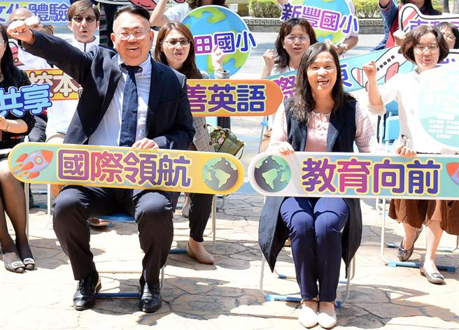 屏县府教育处长刘育忠（左）以健康因素为由请辞获准，遗缺将由副处长杨英雪（右）升任。（林和生摄）