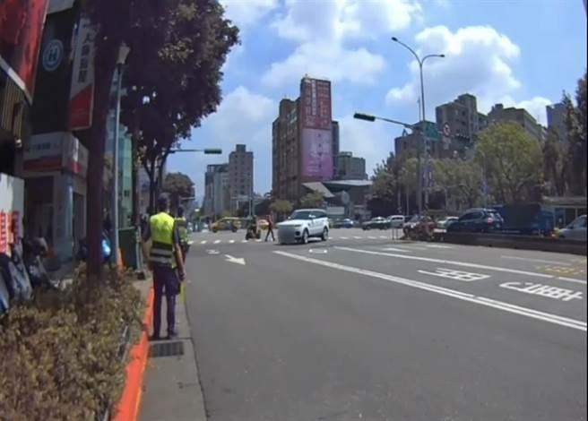 汽車不禮讓行人，今起罰緩加重至6000元。（警方提供）