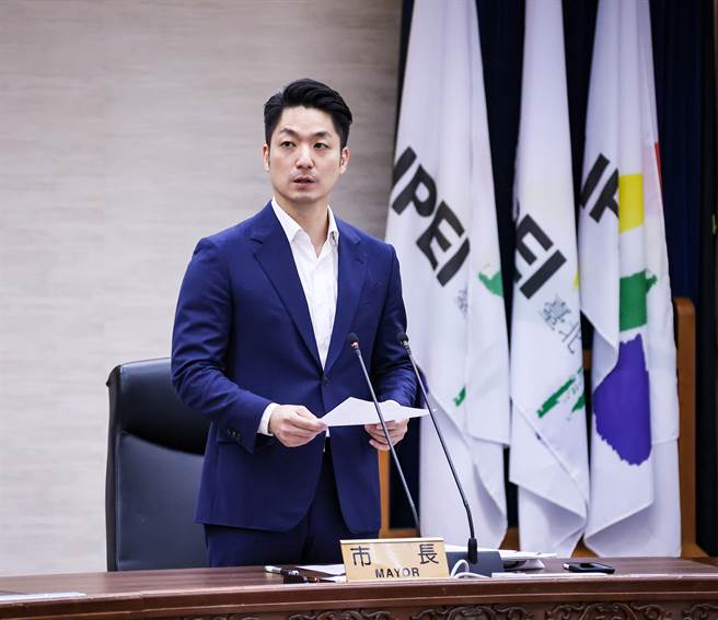 台北市长蒋万安（图中）30日出席交通会报，颁赠协勤绩效市长奖给交通义勇警察大队获奖人员，以及召开人行道普查及改善执行计画会议，强调对交通和城市环境的关切。（罗永铭摄）