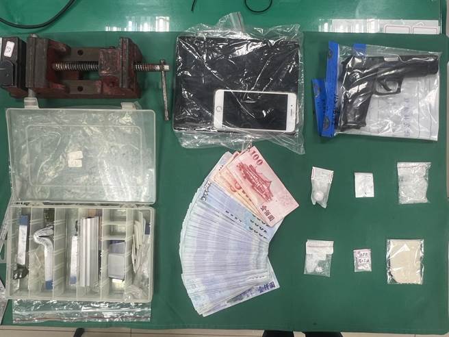 警方在吴男住处起获改造枪枝1把、改造工具1批及现金赃款等相关证物。（警方提供／孙英哲彰化传真）★《中时新闻网》关心您：保护自己、远离毒品！