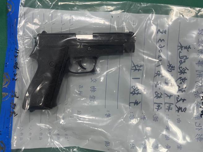 警方在吴男住处起获改造枪枝等相关证物。（警方提供／孙英哲彰化传真）