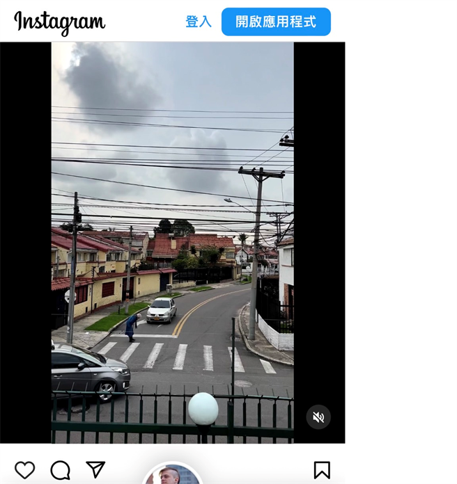 网路流传一支老人过马路瘫痪交通影片。（公路总局提供／简立欣台北传真）