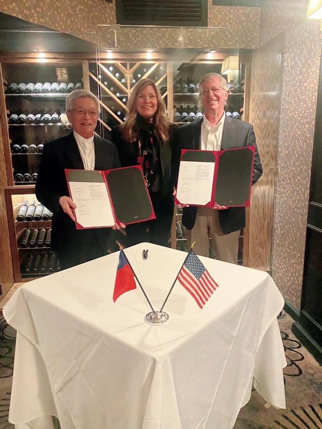 （和大董事长沈国荣已于美国时间28日签订新墨西哥州设厂MOU。图／业者提供）