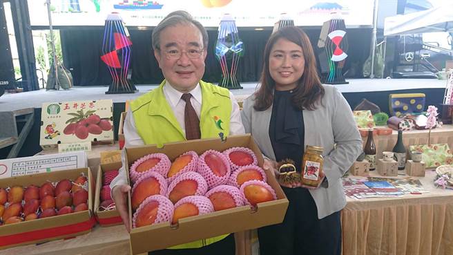 农粮署长胡忠一与日本笠间市台湾办事处处长木下知香一起在南化集货场举办芒果外销日本校园宣传。（程炳璋摄）