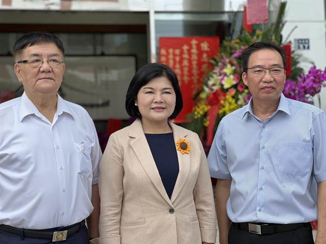 云林县农会总干事陈志扬（右）30日接任，卸任总干事简明钦（左）入县府小内阁，中为县长张丽善。（周丽兰摄）