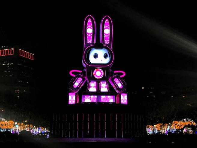 2023台湾灯会主灯「玉兔壮彩」22公尺高、重达20公吨，外型科技感十足，灯会结束后典藏去处受关注。（张芷瑜摄）