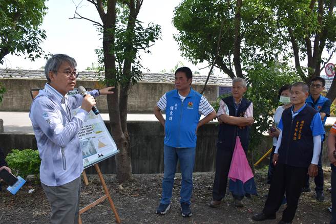 苗栗县长锺东锦30日上午赴头份市尖山里米粉街堤防视察防汛整备，由水利署二河局长杨人杰主持简报。（谢明俊摄）