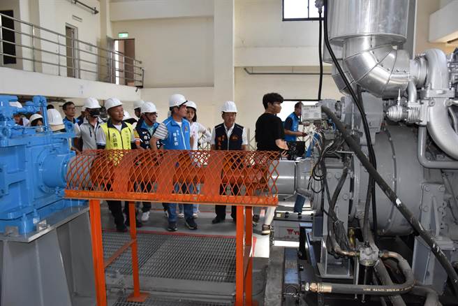 苗栗县长锺东锦30日上午赴头份市永贞抽水站视察防汛整备工作，现场实测启动第1号抽水机。（谢明俊摄）