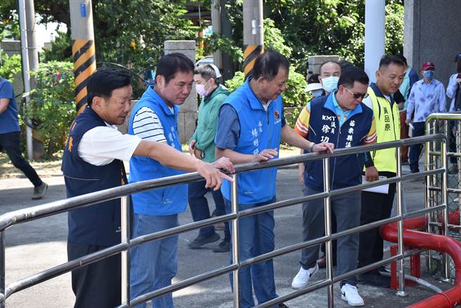苗栗县长锺东锦30日上午赴头份市永贞抽水站视察防汛整备工作。（谢明俊摄）