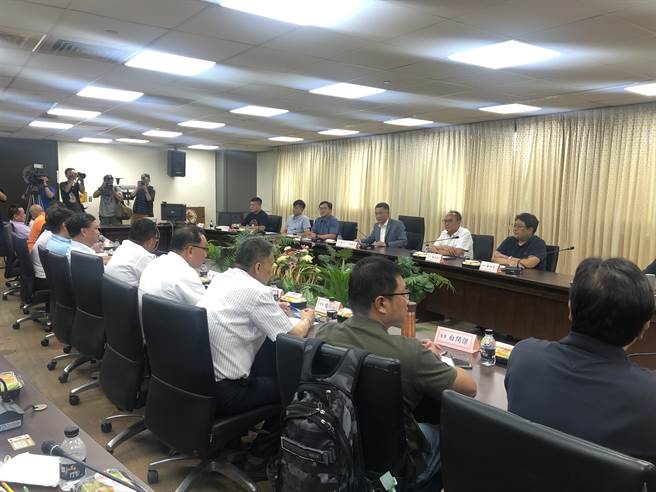 北农股东会30日下午结束，选出杨镇浯、吴芳铭分别担任董事长、总经理。（张芷瑜摄）