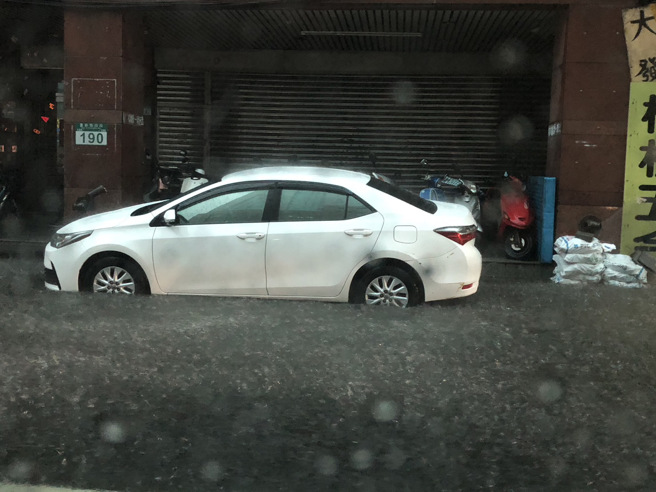 双北午后狂炸大雷雨，三重区重新桥下水积近半个轮胎高。（民眾提供）