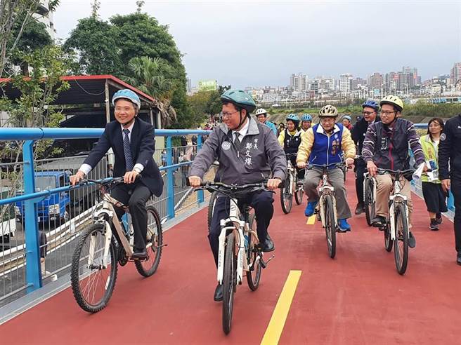 南崁溪印象大桥于2020年2月启用，时任市长郑文灿曾率领市府人员一起骑脚踏车体验。（资料照）