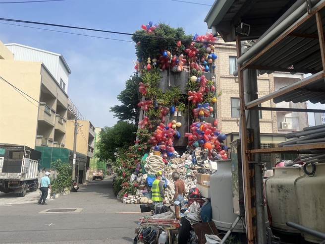 大甲区青二路上透天厝绑上五顏六色气球，打造成缤纷「石头屋」相当吸睛，不过却引发占用路及环境脏乱问题。（陈淑娥摄）