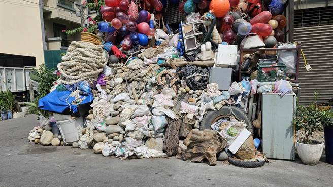 大甲区青二路上透天厝绑上五顏六色气球，打造成缤纷「石头屋」相当吸睛，不过却引发占用路及环境脏乱问题。（陈淑娥摄）