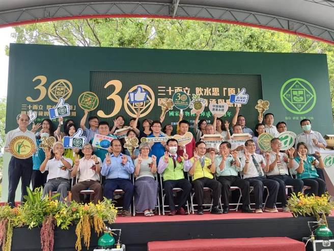 行政院农业委员会农业试验所国价作物种原库成立30周年，保存超过10万份种原，农试所30日邀集产官学各界人士共同庆祝。（潘虹恩摄）