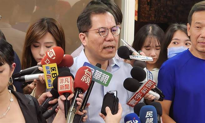 针对过去曾酒驾遭到质疑，北农新任总经理吴芳铭则宣示不会再犯，「如果有犯我想也只有一条路，那就是直接下台，没有第二句话。」（丁上程摄）