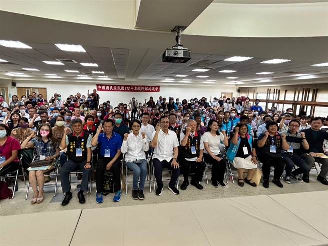 國民黨主席朱立倫今日南下至國民黨高雄市黨部，呼籲南台灣以及台東、澎湖黨員要團結取勝。（崔正綱攝）