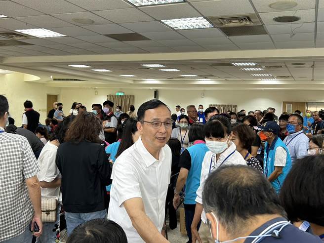 國民黨主席朱立倫熱情向黨員握手致意。（崔正綱攝）