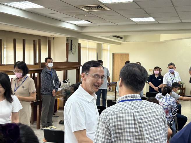 國民黨主席朱立倫熱情向黨員握手致意。（崔正綱攝）