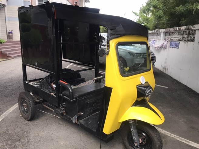 惯窃汪嫌连FoodPanda、uber eat外送箱都不放过，还有1辆超显眼的电动三轮车，警方表示，目前共有疑似赃物27件待民眾认领。（谢佳潾摄）