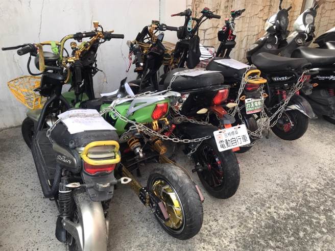 惯窃汪嫌连FoodPanda、uber eat外送箱都不放过，还有1辆超显眼的电动三轮车，警方表示，目前共有疑似赃物27件待民眾认领。（谢佳潾摄）