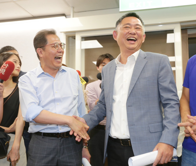 台北农产运销公司26日人事改选，却因支持农委会的董事缺席而中止，30日下午2时再次开会，会后董事长杨镇浯（右）与总经理吴芳铭（左）相互握手致意。（季志翔摄）