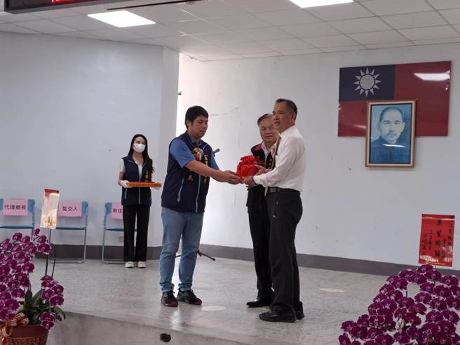 江東成今天宣示就職，由副縣長顏新章監交。（富里鄉公所提供／王志偉花蓮傳真）