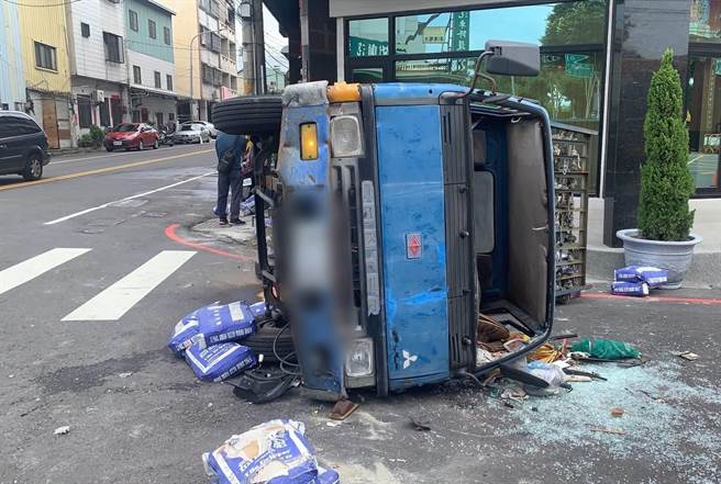 67岁吴姓男子30日上午9时21分驾驶蓝色小货车到乌日区公园路与三民街口卸货，疑因未拉手煞车，导致车辆滑向车道，与66岁魏姓男子驾驶的黑色轿车发生碰撞。（民眾提供／潘虹恩台中传真）