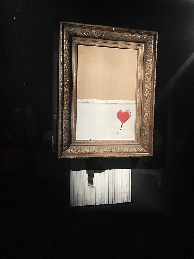 班克斯知名的当代艺术作品《垃圾桶中的爱》在台北当代馆可预约免费参观。（李怡芸摄）