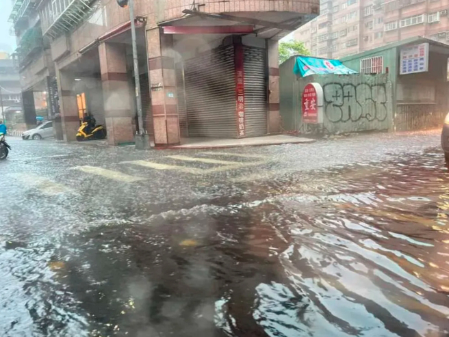 午后瞬间大雨导致新北市三重区多处积水。（图／爆料公社）